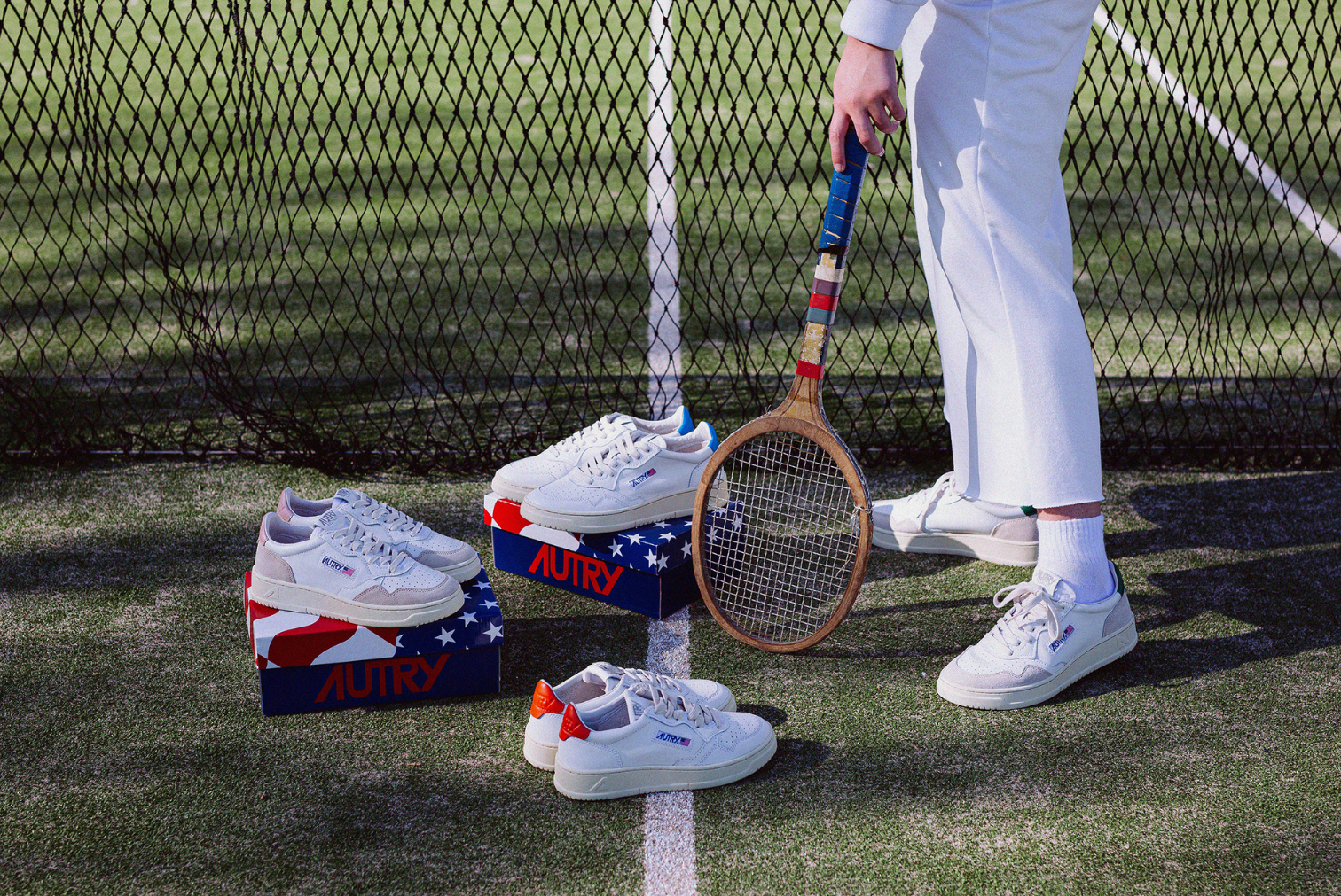 Autry Medalist Low colores en una cancha de tenis