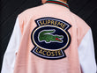 Lacoste, prendas emblemáticas de inspiración deportiva