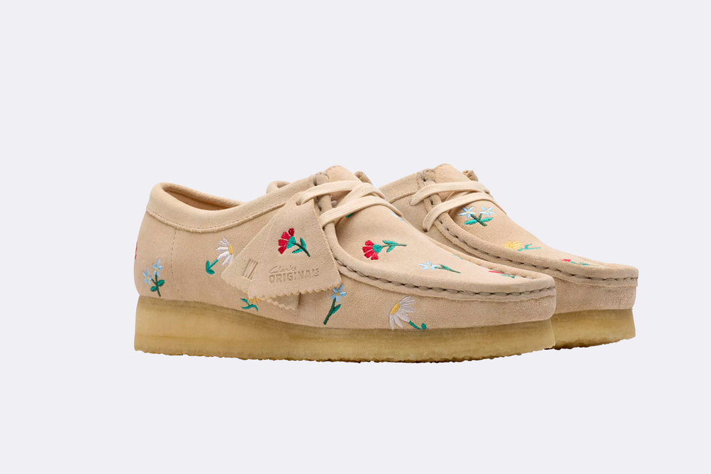 Clarks Wmns Wallabee Taupe Embroidery