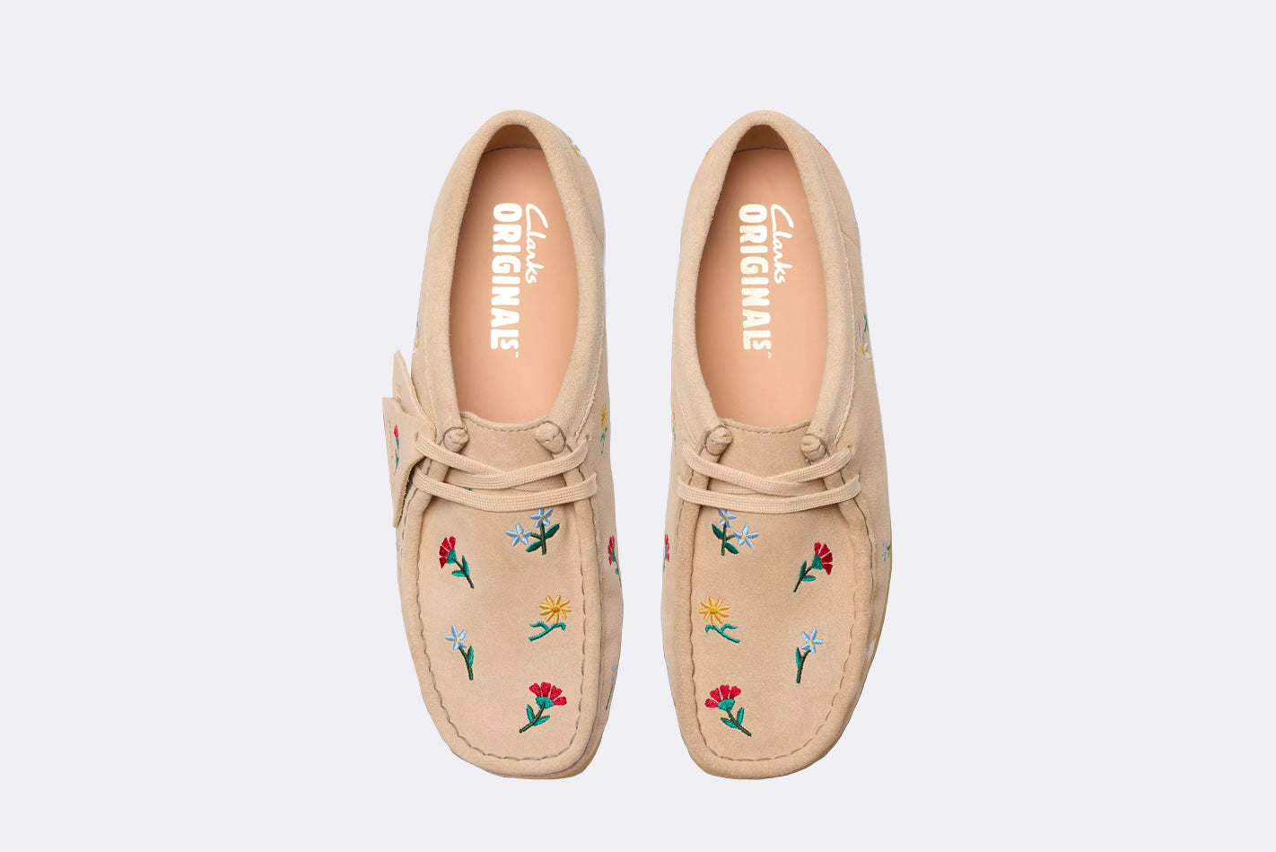 Clarks Wmns Wallabee Taupe Embroidery