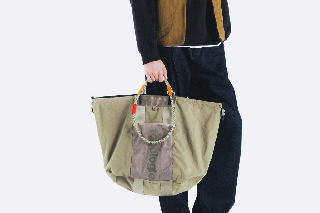 Bolso Topologie Summit Tote Large Negro Reversible Unisex