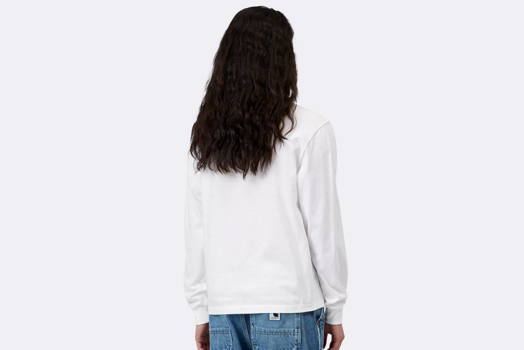 Camiseta blanca de manga larga para mujer de Carhartt WIP, modelo Pocket Small Heart, vista trasera