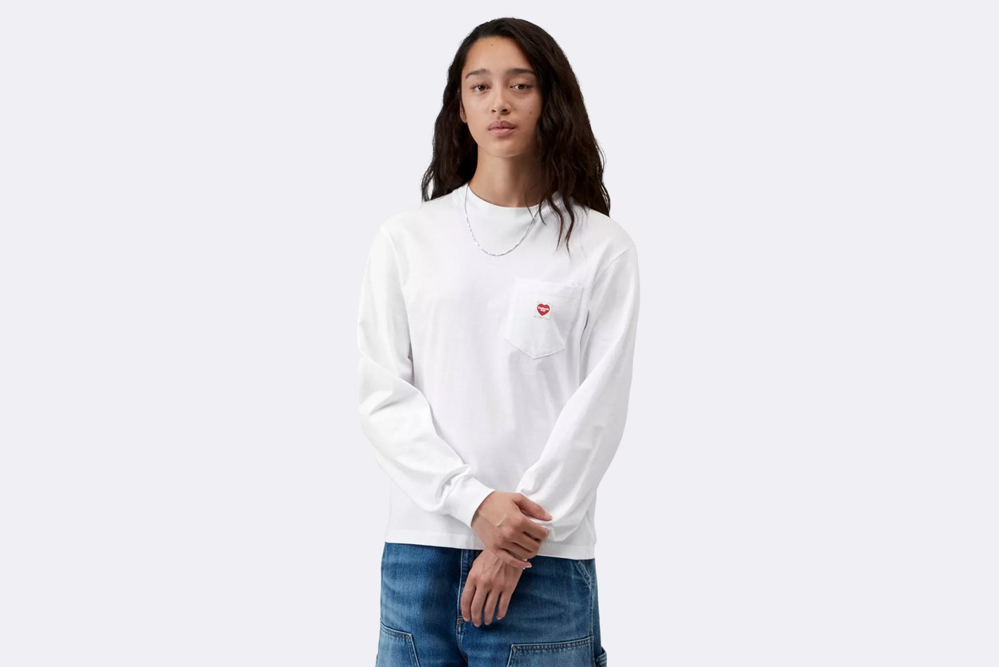 Camiseta blanca de manga larga para mujer de Carhartt WIP, modelo Pocket Small Heart, vista frontal con modelo