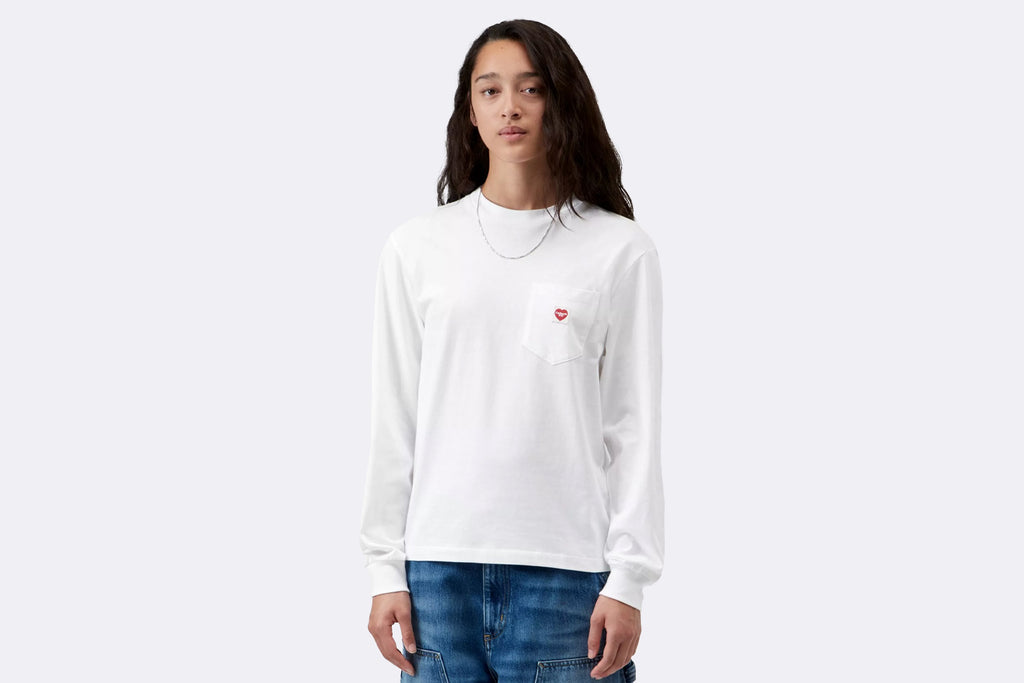 Camiseta blanca de manga larga para mujer de Carhartt WIP, modelo Pocket Small Heart, vista frontal