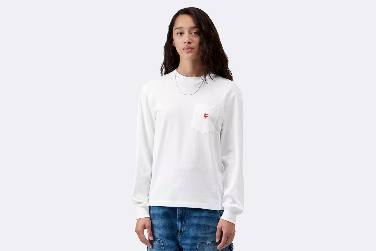 Camiseta blanca de manga larga para mujer de Carhartt WIP, modelo Pocket Small Heart, vista frontal