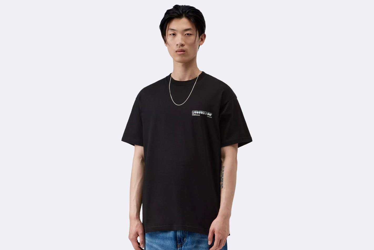 Camiseta negra de manga corta Wiptopia II de Carhartt WIP para hombre, vista frontal con modelo