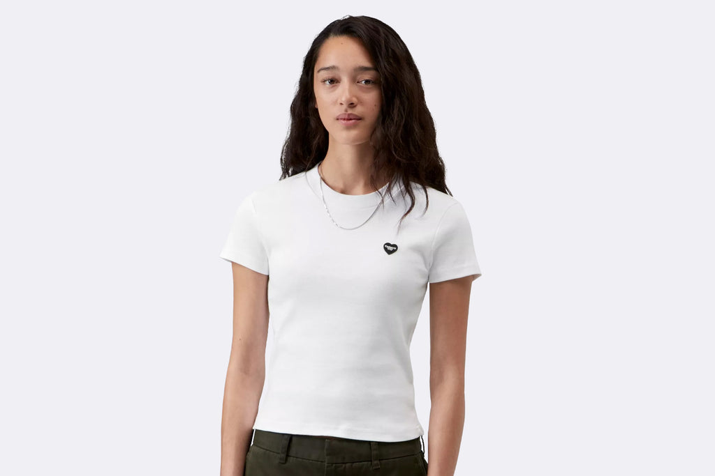 Camiseta blanca de manga corta para Mujer, modelo Small Heart Patch de Carhartt WIP - vista medio cuerpo modelo