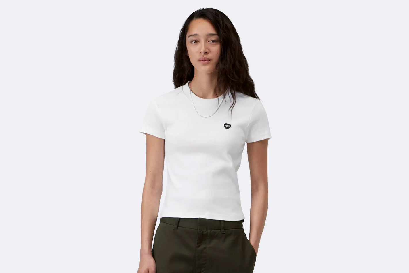 Camiseta blanca de manga corta para Mujer, modelo Small Heart Patch de Carhartt WIP - vista frontal modelo