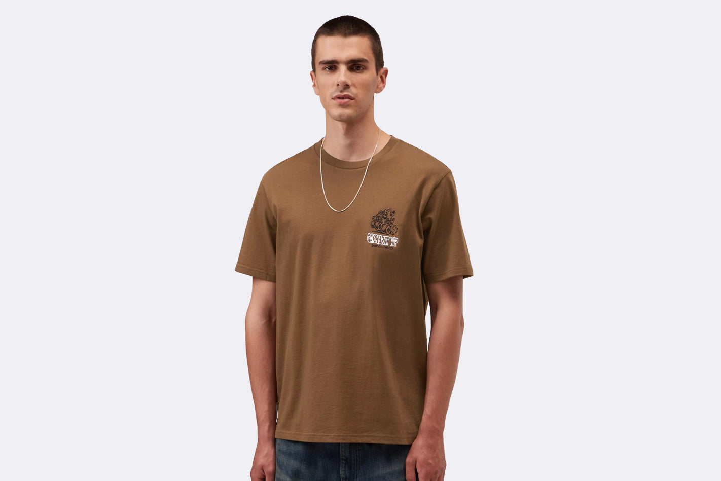 Camimseta marron de manga corta de Carhartt WIP para hombre, modelo Hot Rat. Vista modelo