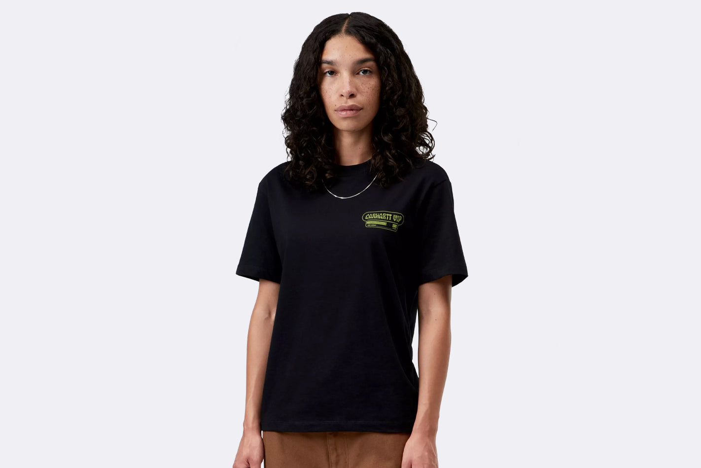 Camiseta negra de manga corta de Carhartt WIP modelo Wiptopia II para Mujer, vista frontal con modelo