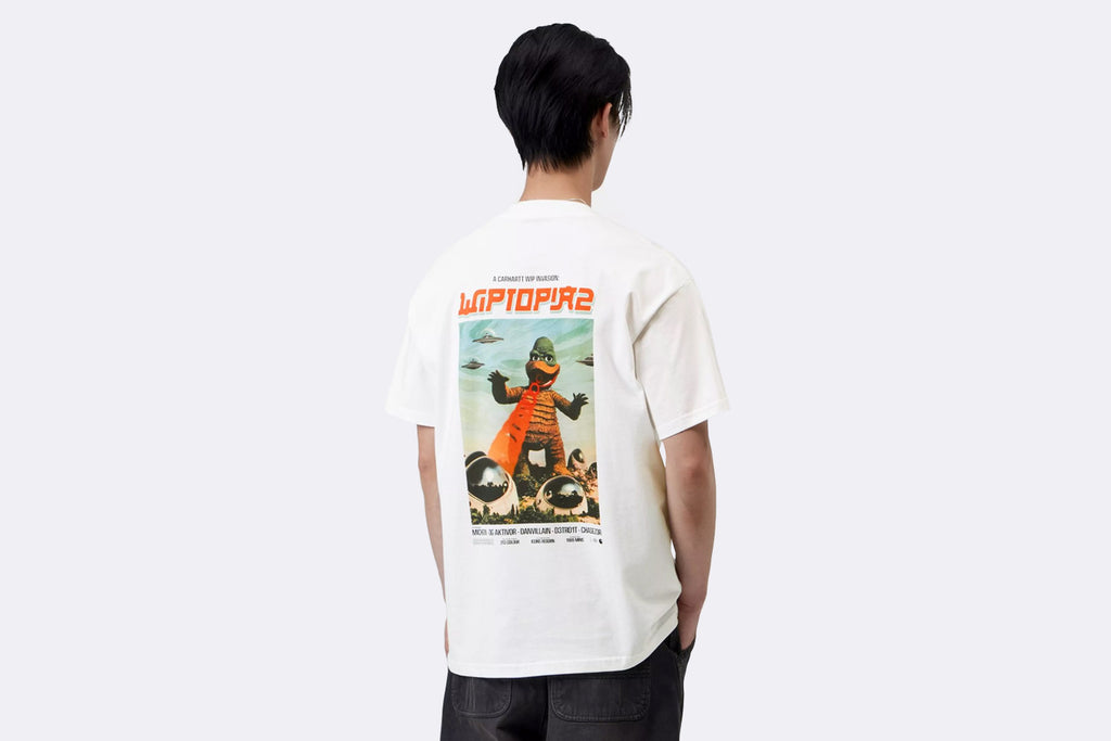 Camiseta blanca de manga corta Wiptopia II de Carhartt WIP para hombre, vista trasera con modelo