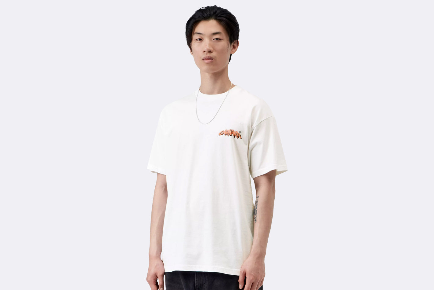 Camiseta blanca de manga corta Wiptopia II de Carhartt WIP para hombre, vista frontal con modelo