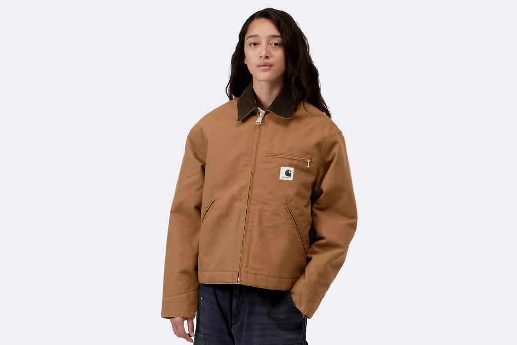 Chaqueta Detroit de Carhartt WIP en color marron para mujer - vista frontal con cremallera cerrada en modelo