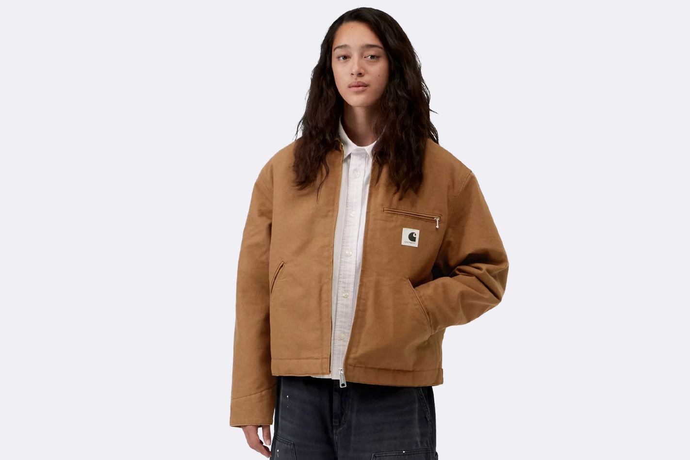 Chaqueta Detroit de Carhartt WIP en color marron para mujer - vista frontal con modelo