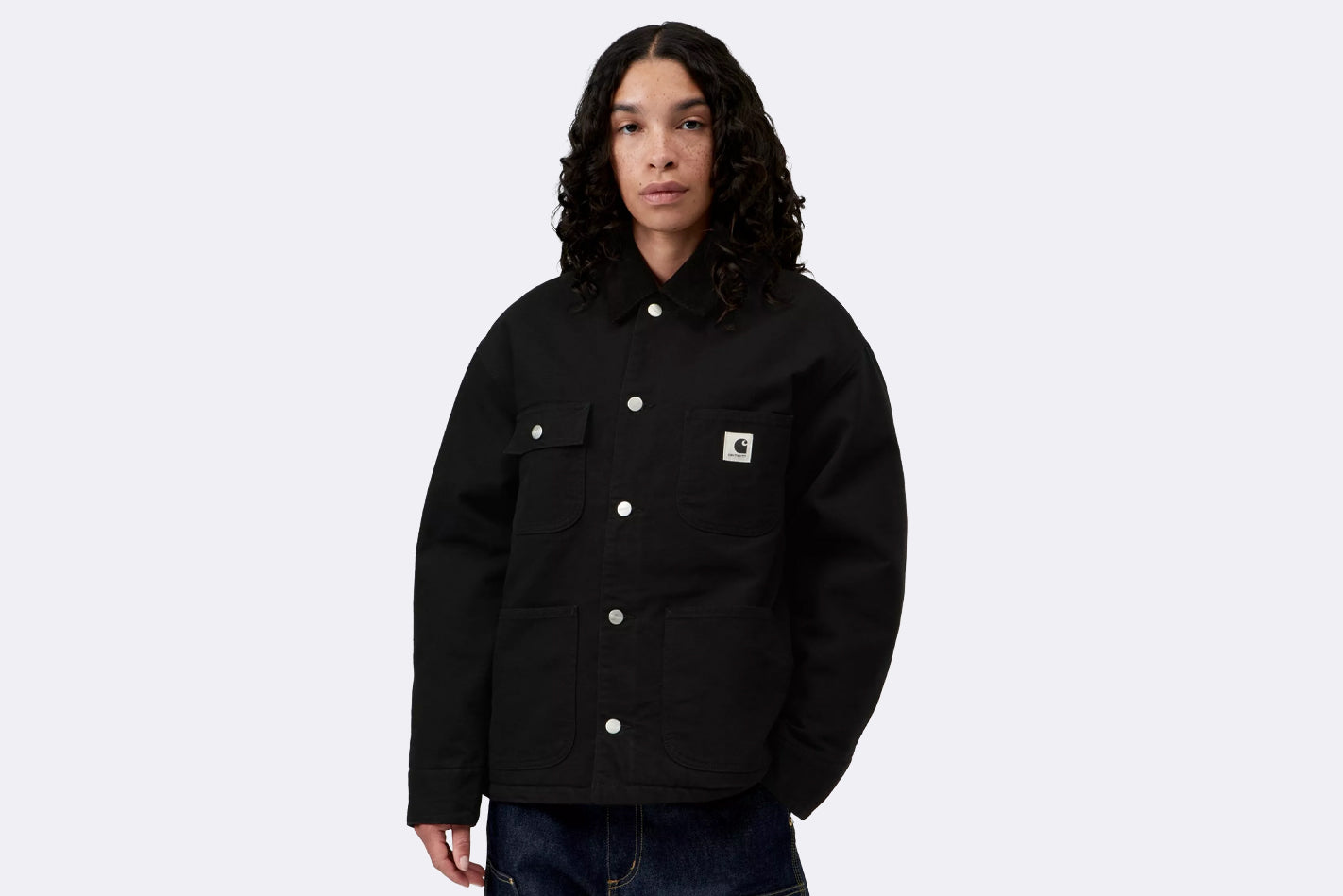 Chaqueta OG Michigan de Carhartt WIP en color negro para mujer, vista frontal modelo chaqueta cerrada