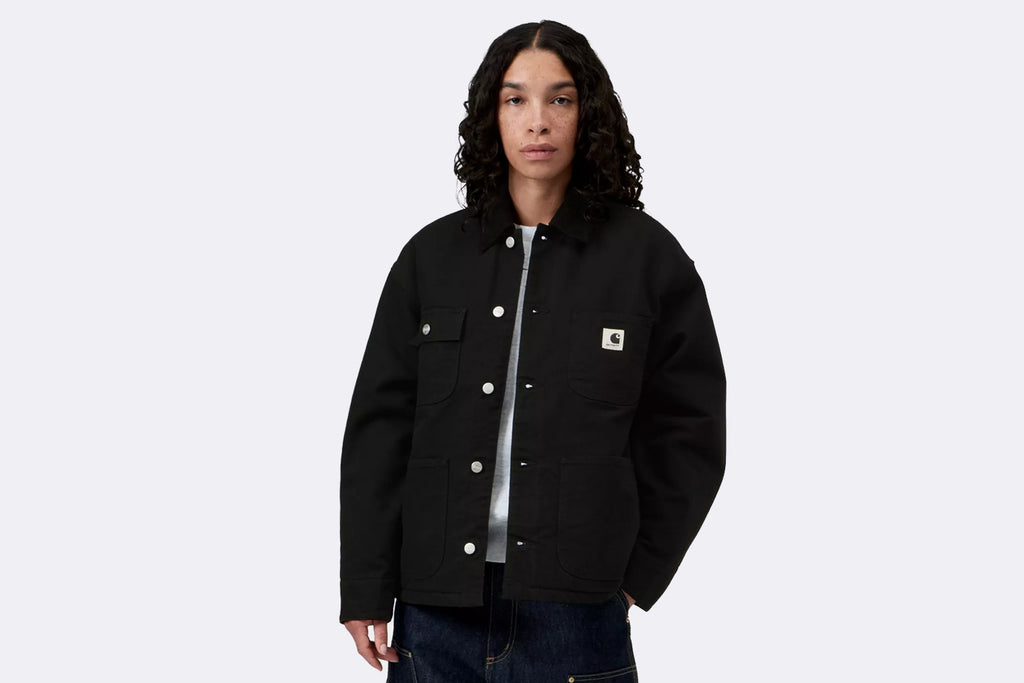 Chaqueta OG Michigan de Carhartt WIP en color negro para mujer, vista frontal modelo