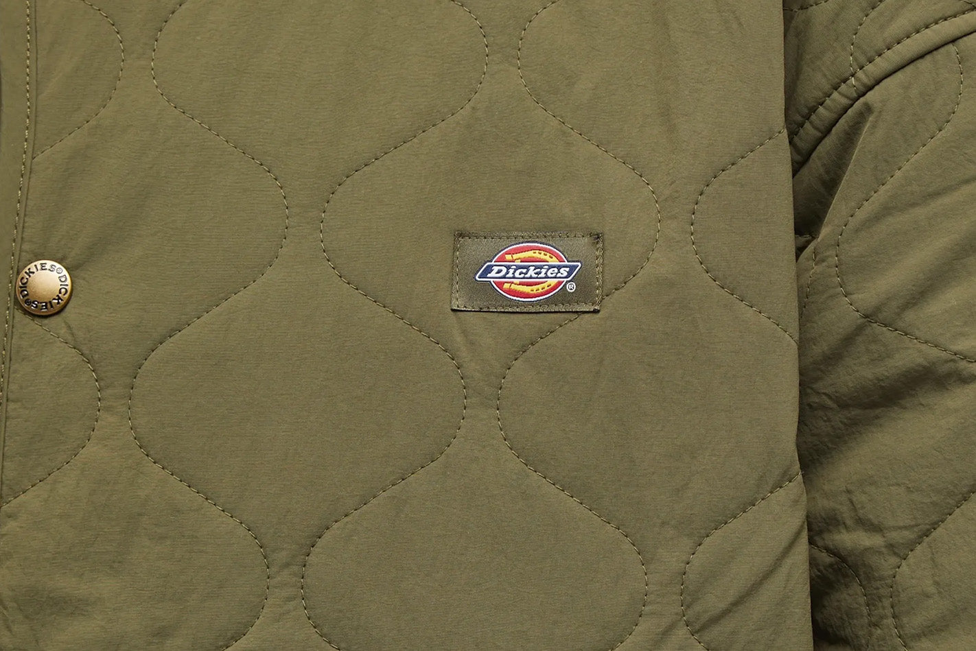 Chaqueta acolchada verde militar de Dickies, detalle logo
