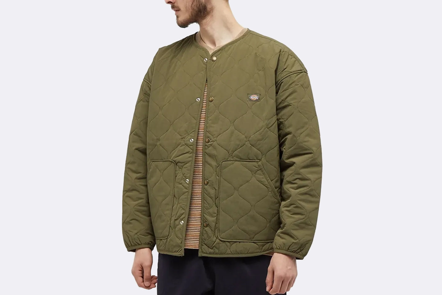 Chaqueta acolchada verde militar de Dickies, vista frontal con modelo