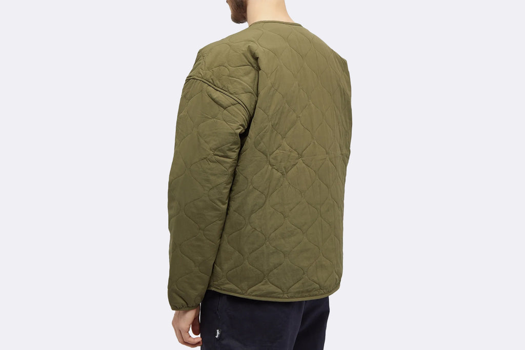 Chaqueta acolchada verde militar de Dickies, vista trasera con modelo