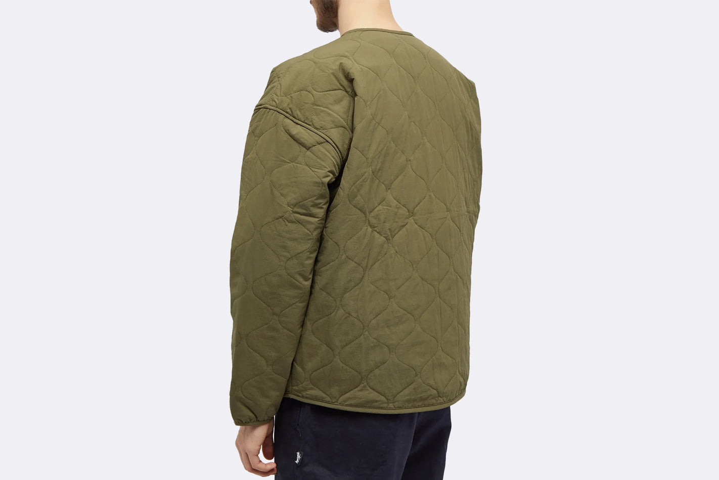 Chaqueta acolchada verde militar de Dickies, vista trasera con modelo