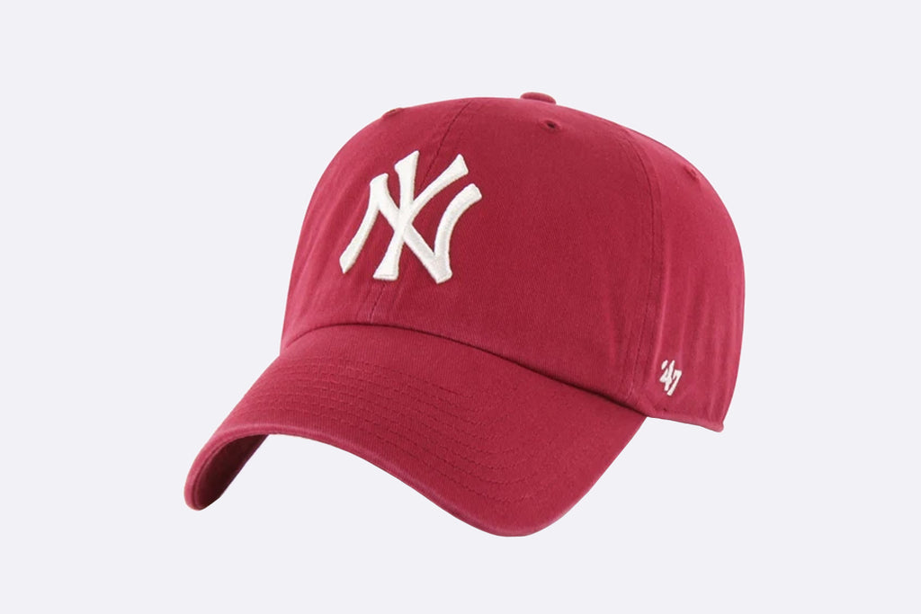 Gorra MLB New York Yankees 47 Brand en color rojo Unisex, vista frontal