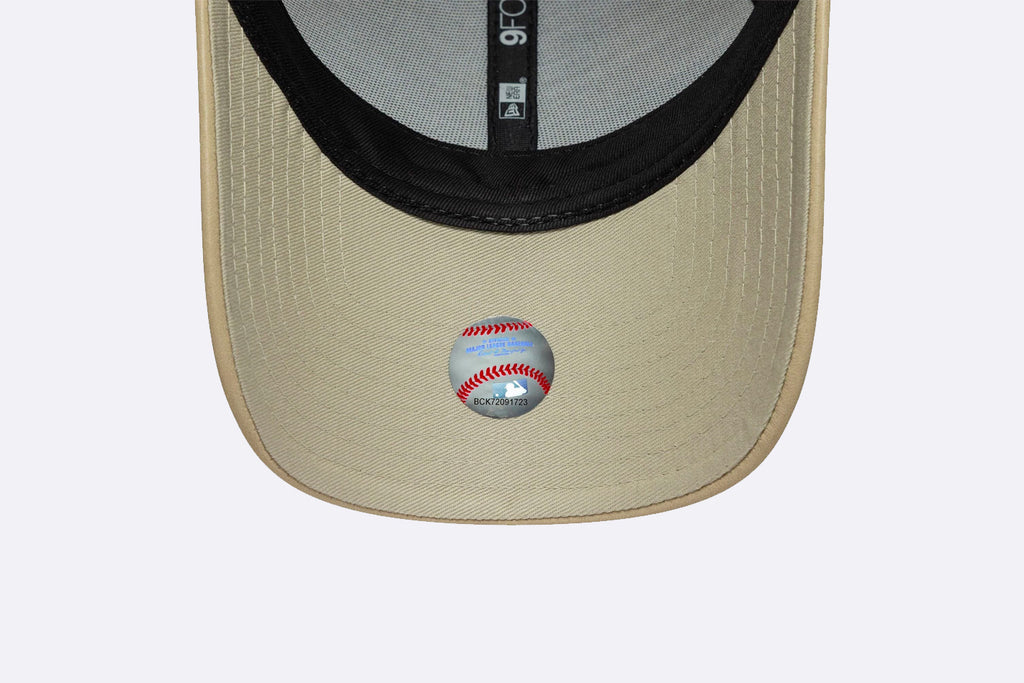 Gorra New Era MLB PU New York Yankees 9FORTY Beige para Mujer