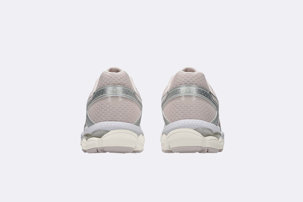 Zapatillas Asics GEL-CUMULUS 16 en color rosa y gris para mujer, vista del talon