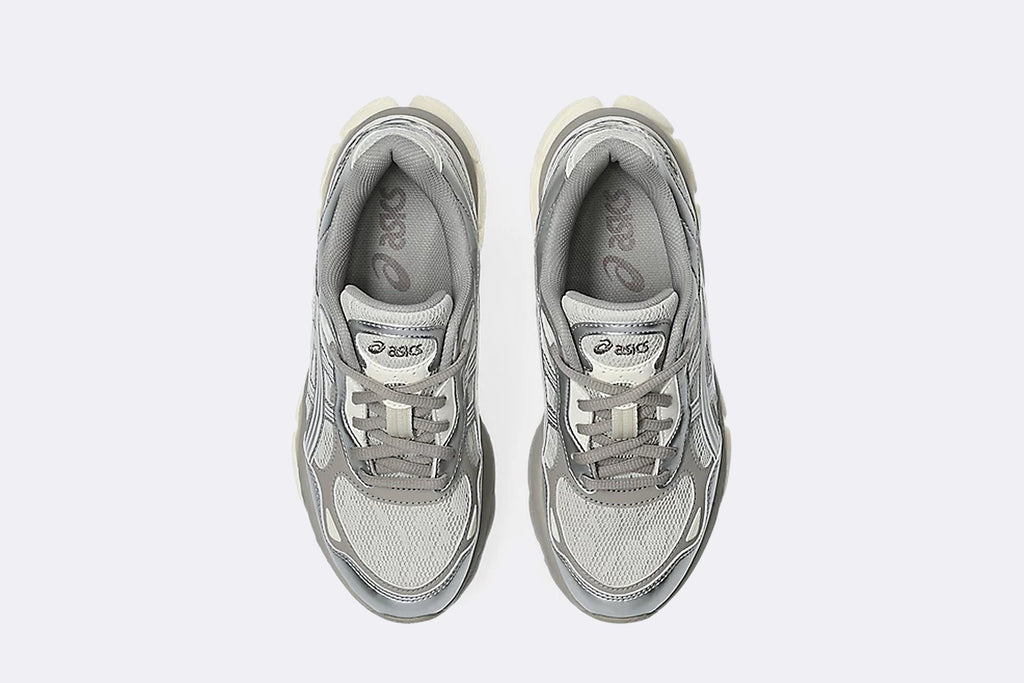 Zapatillas Asics GEL-NYC 2.0 en color gris y plata para mujer, vista desde arriba