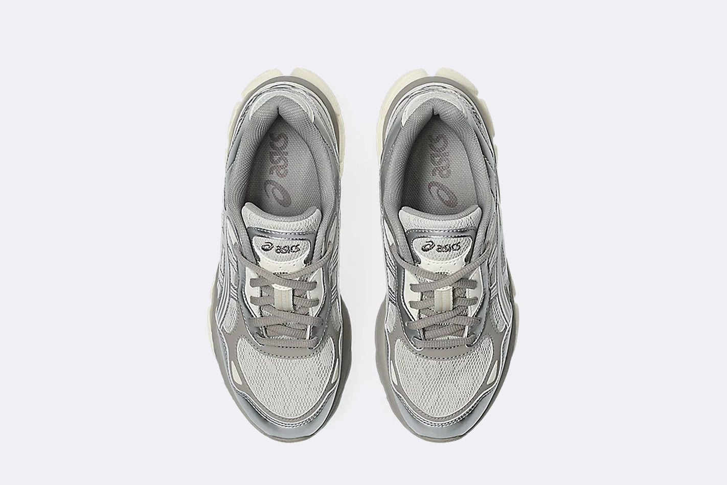 Zapatillas Asics GEL-NYC 2.0 en color gris y plata para mujer, vista desde arriba