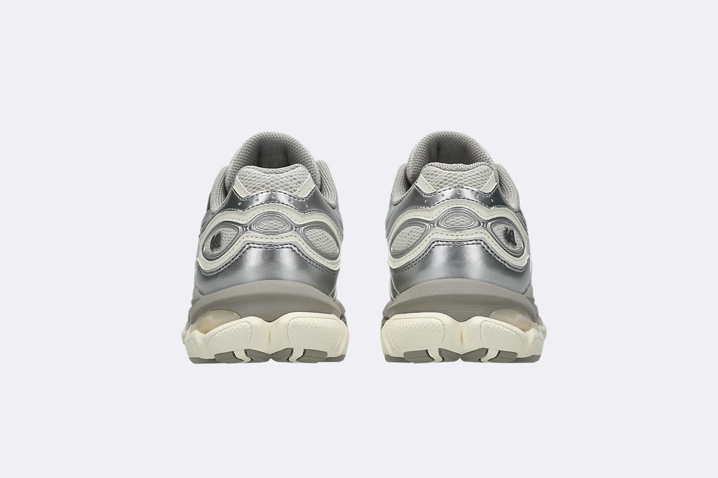 Zapatillas Asics GEL-NYC 2.0 en color gris y plata para mujer - vista del talón